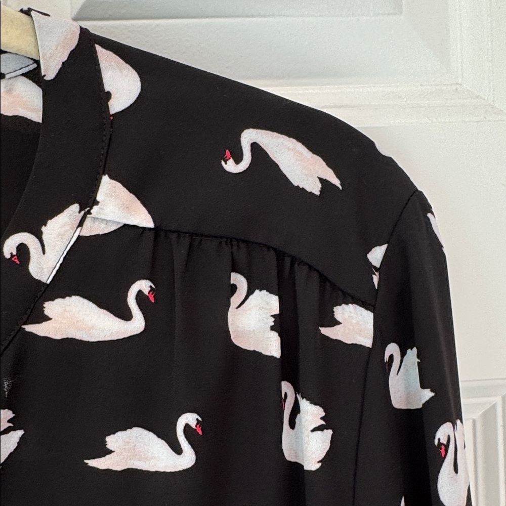 Soho New York &‎ Company Long Sleeve Blouse - Large - Black White Swan Pattern - Picture 3 of 8